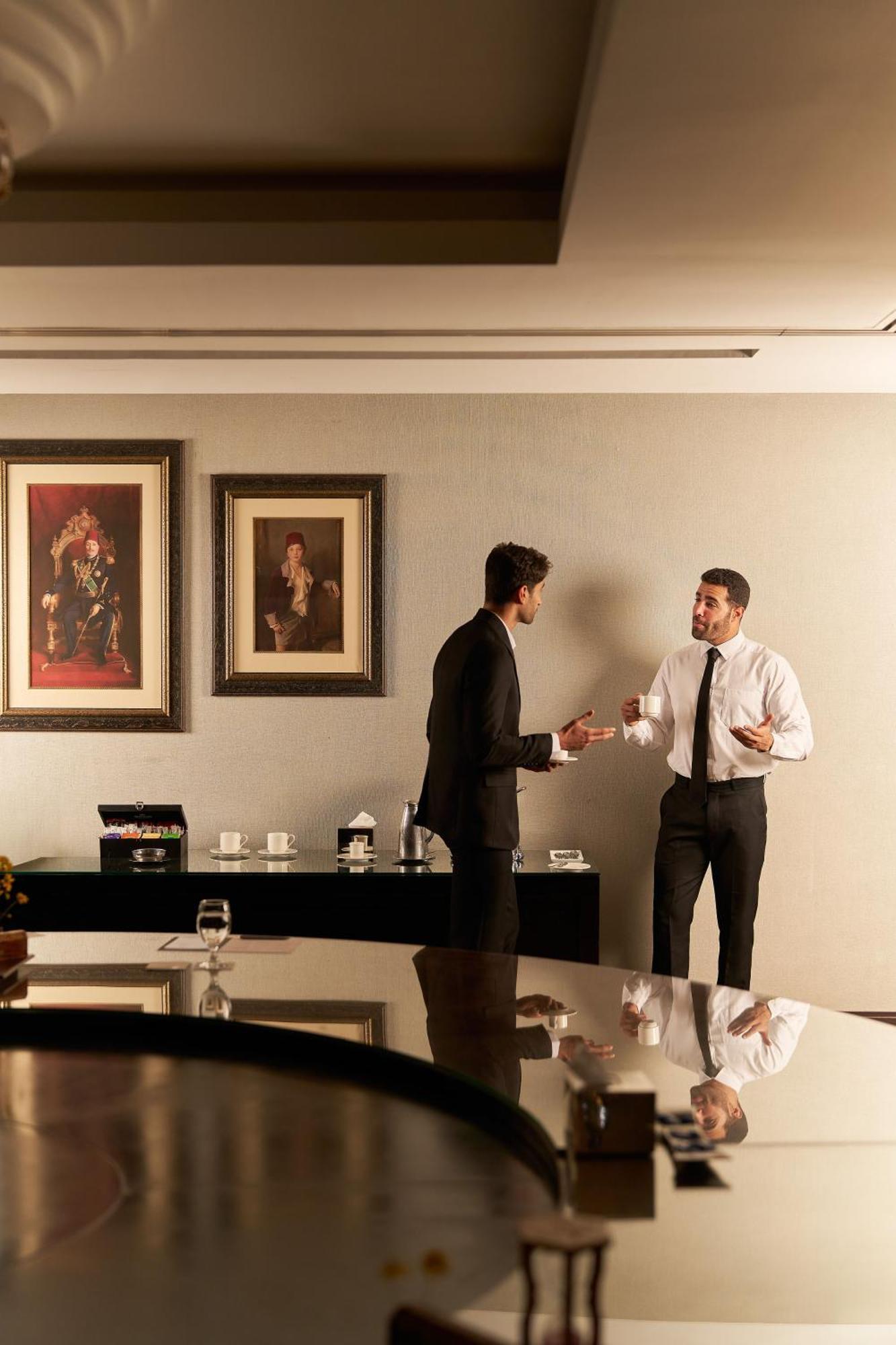 Renaissance Cairo Mirage City Hotel Экстерьер фото A butler serving tea