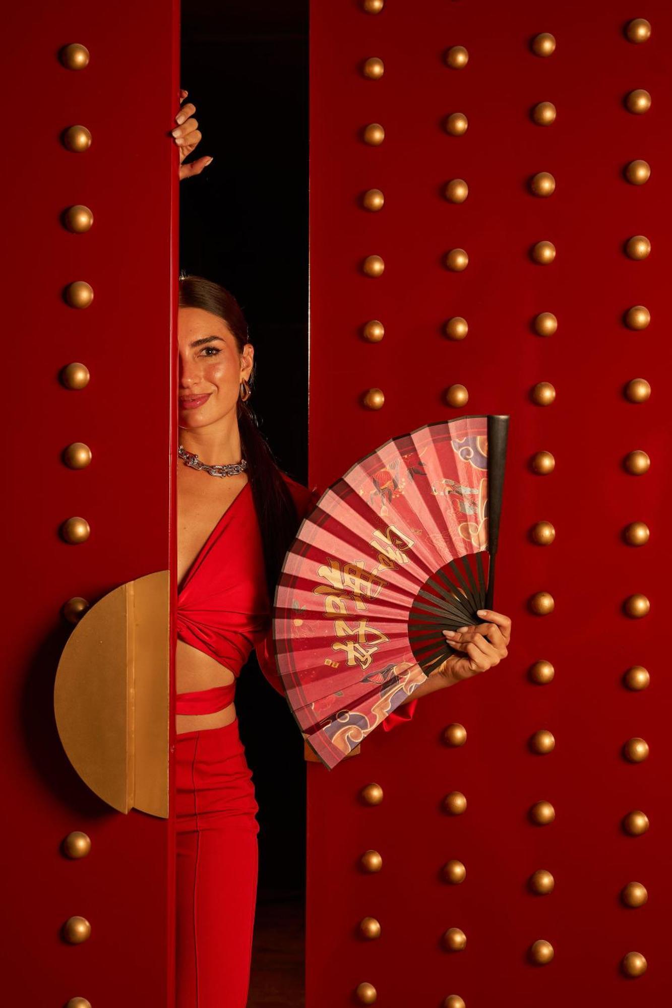 Renaissance Cairo Mirage City Hotel Экстерьер фото A woman holding a hand fan