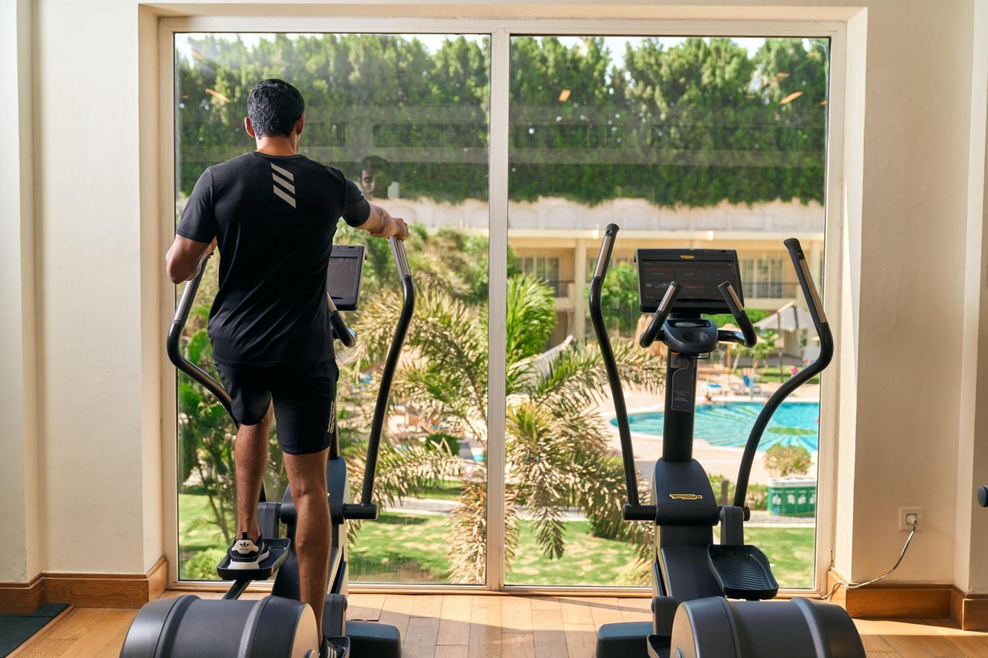 Renaissance Cairo Mirage City Hotel Экстерьер фото A man on an elliptical trainer