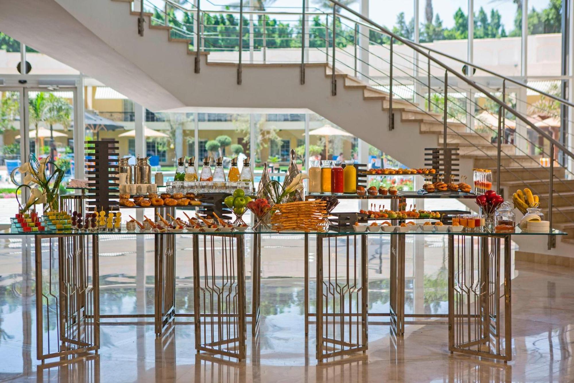 Renaissance Cairo Mirage City Hotel Экстерьер фото A buffet at a hotel