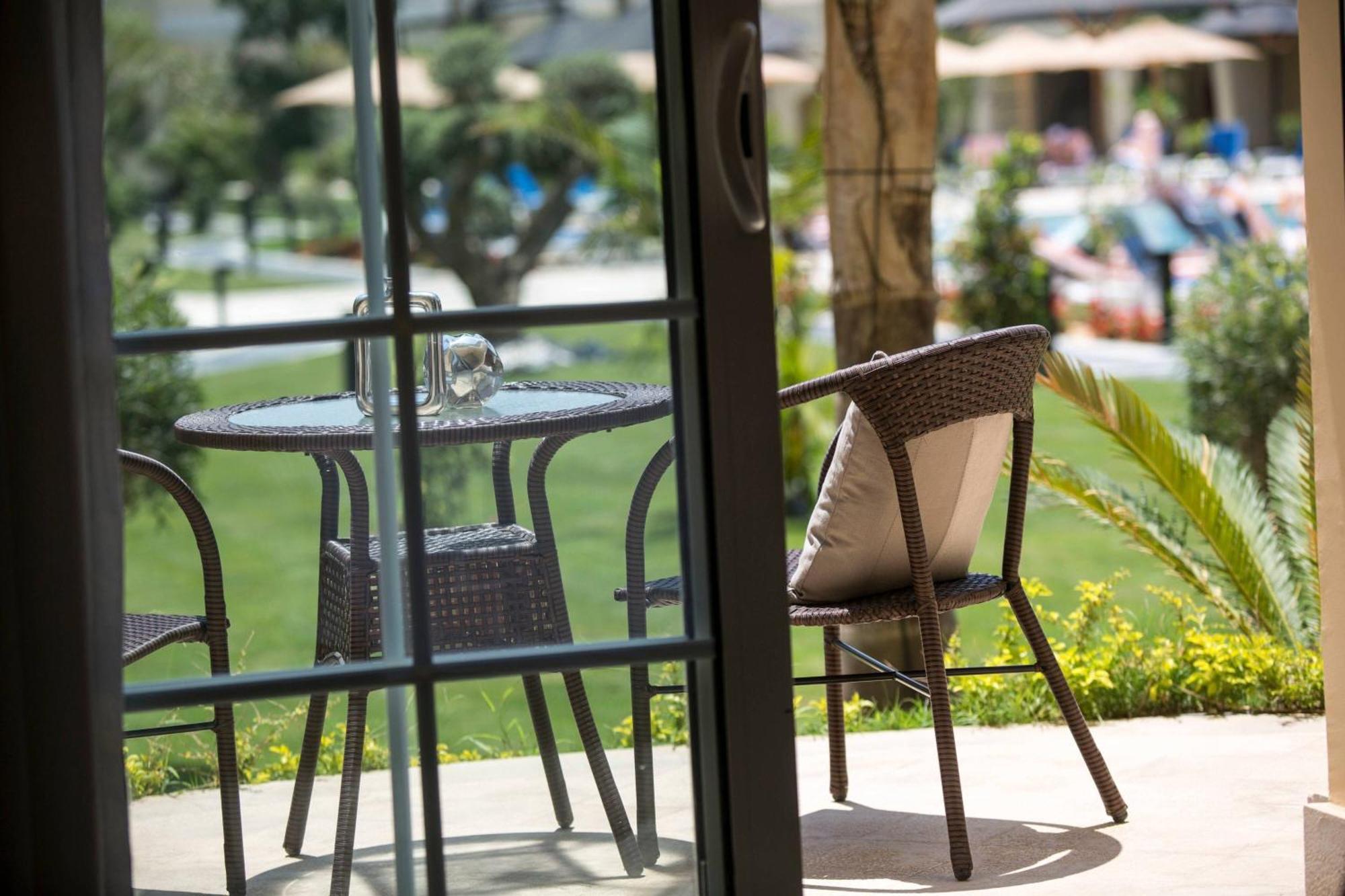Renaissance Cairo Mirage City Hotel Экстерьер фото The hotel's garden