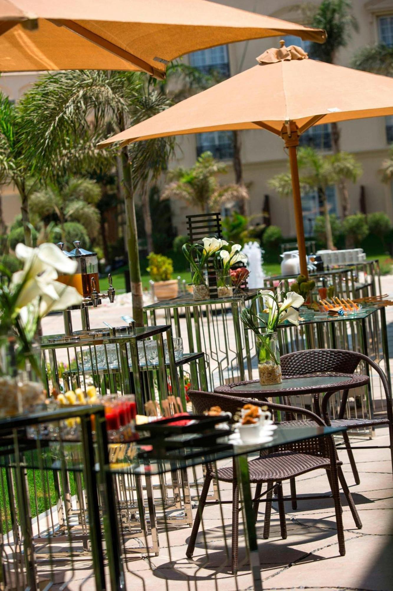 Renaissance Cairo Mirage City Hotel Экстерьер фото The hotel's outdoor café