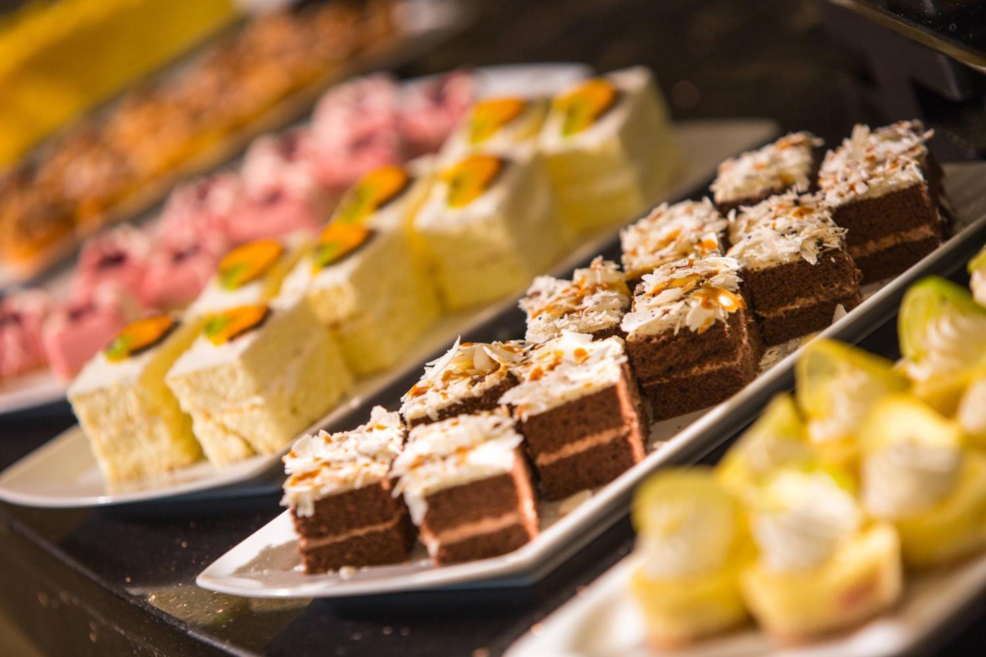 Renaissance Cairo Mirage City Hotel Экстерьер фото Petit fours