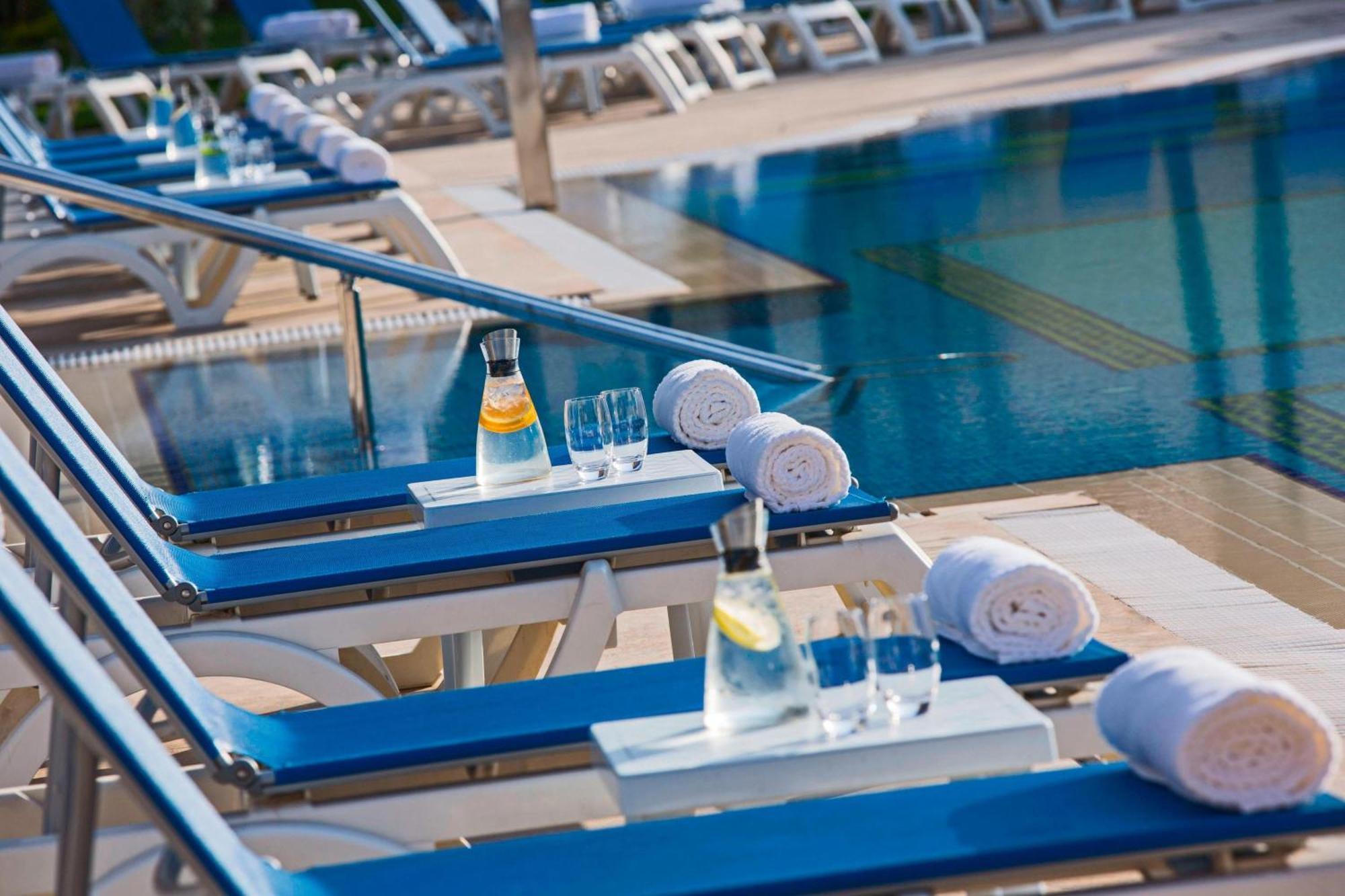 Renaissance Cairo Mirage City Hotel Экстерьер фото Pool at the Hotel
