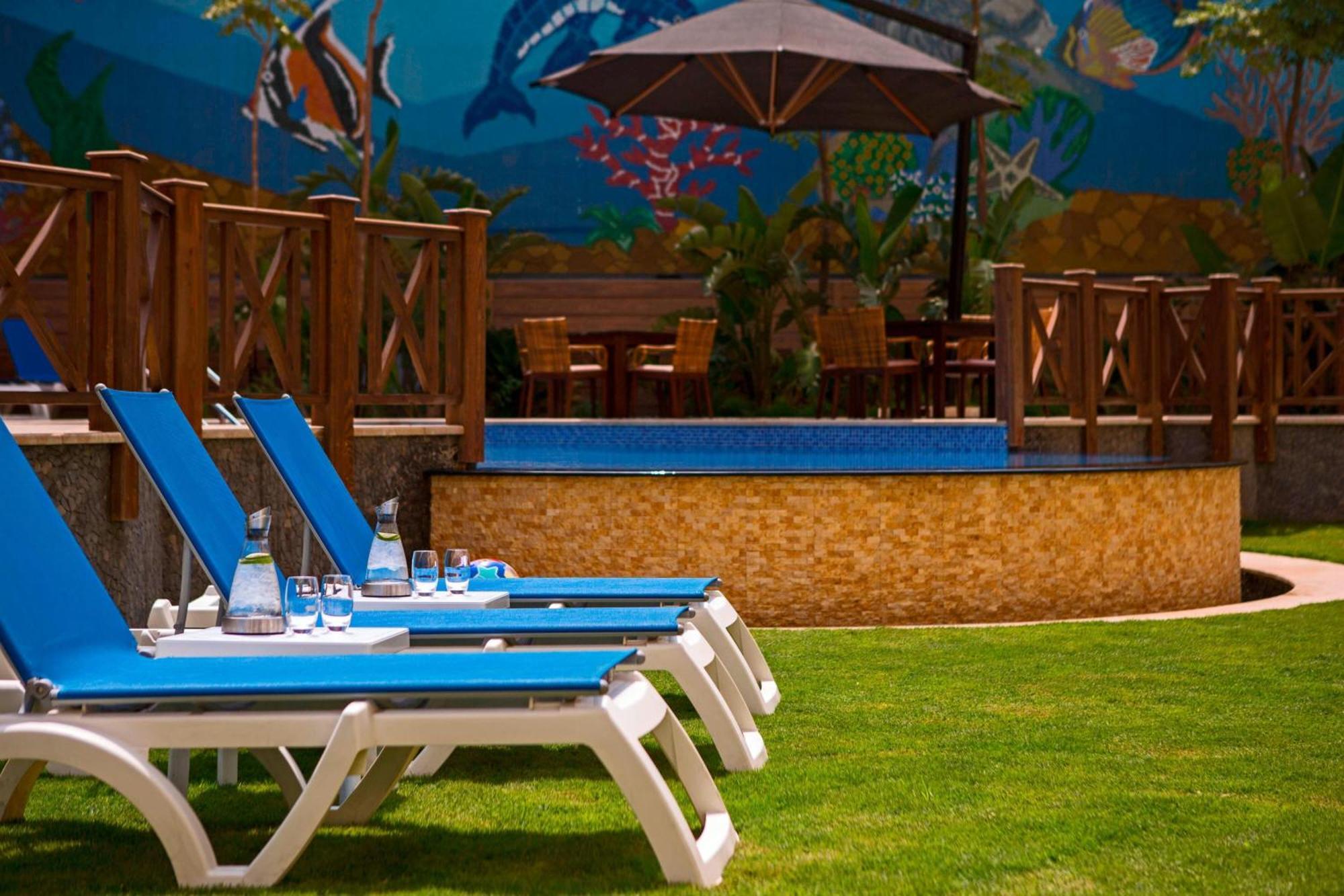 Renaissance Cairo Mirage City Hotel Экстерьер фото The pool at the hotel